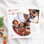 Joyeux et brillant coloré budget photo de Noël<br><div class="desc">Apportez une touche de couleur et de joie à vos salutations de vacances avec cette carte pleine de vie "Joyeux et lumineux" photo budget de Noël. L'avant est ornée de lettres sans serif audacieuses dans des tons pastel mignons, avec une photo de famille ronde ajoutant une touche personnelle et amusante....</div>