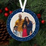 Joyeux et brillants étoiles de la Marine moderne P<br><div class="desc">Un design simple et moderne de décoration de Noël avec une photo ronde encadrée par un motif de lumières scintillantes et étoiles. Le dos de l'ornement inclut "Joyeux et brillant" dans un texte de script élégant avec du texte personnalisé pour l'année. L'arrière - plan festif et riche marine / bleu...</div>