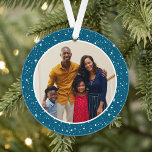Joyeux et brillants Étoiles Turquoises modernes Ph<br><div class="desc">Un design simple et moderne de décoration de Noël avec une photo ronde encadrée par un motif de lumières scintillantes et étoiles. Le dos de l'ornement inclut "Joyeux et brillant" dans un texte de script élégant avec du texte personnalisé pour l'année. L'arrière - plan festif bleu turquoise peut être modifié....</div>