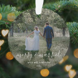 Joyeux et mariés | Photo de Noël des jeunes mariés<br><div class="desc">Belle photo de mariés de noël ornement d'arbre avec une citation simple, moderne, minimaliste "joyeuse et mariée". Cette conception polyvalente peut être personnalisée avec votre propre photo, nom et date pour faire un design vraiment unique et sur mesure pour votre journée spéciale. La carte montre une image d'un couple le...</div>