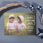 Joyeux Jours de Challah | Carte photo Hanoukka mod<br><div class="desc">Ces cartes photos d'Hanoukka ont une ambiance moderne et minimaliste, avec une touche décalée. Le design comporte un cadre blanc carré avec "Joyeux Jours de Challah" inscrit à l'intérieur dans une police de caractères blanche. Trois lignes de texte personnalisable vous permettent d'ajouter un message, votre nom et l'année. Les champs...</div>