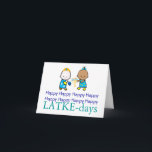 Joyeux LATKE-days Carte Chanukah<br><div class="desc">Carte Chanukah souhaite Happy Happy Happy Happy (x8) LATKE-day. Une paire d'enfants en robe de vacances et portant des symboles de la fête décorent le devant de la carte. A l'intérieur,  le salut personnalisable dit : Que votre rêve se présente toujours gimmel. Entièrement personnalisable et personnalisée.</div>