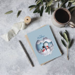 Joyeux Noël Carte de voeux Fun Snowman Snowball<br><div class="desc">Une carte de voeux de Noël propre, moderne, ludique et classique pour les parents, grands-parents, famille ou amis. Les neigeuses et les femmes de neige dans une boule de neige claire et brillante, avec des salutations à l'arrière. Il est possible de supprimer complètement ce qui est écrit au verso de...</div>