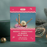 Joyeux Noël Retro rose photo personnalisée<br><div class="desc">Joyeux Noël Retro Pink Photo Personnalisé Nom de famille Les Cartes de Noël modernes vous offrent une photo préférée avec le texte "Joyeux Noël & Bonne Année" dans la typographie de script moderne. Parfait pour Noël à envoyer à des amis et à la famille. CONSEIL PHOTO : centrez vos photos...</div>