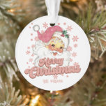 Joyeux Noël Retro Typographie Père Noël Pink Casqu<br><div class="desc">Joyeuse typographie rétro rose de Noël avec un claus santa avec un casquette rose.</div>