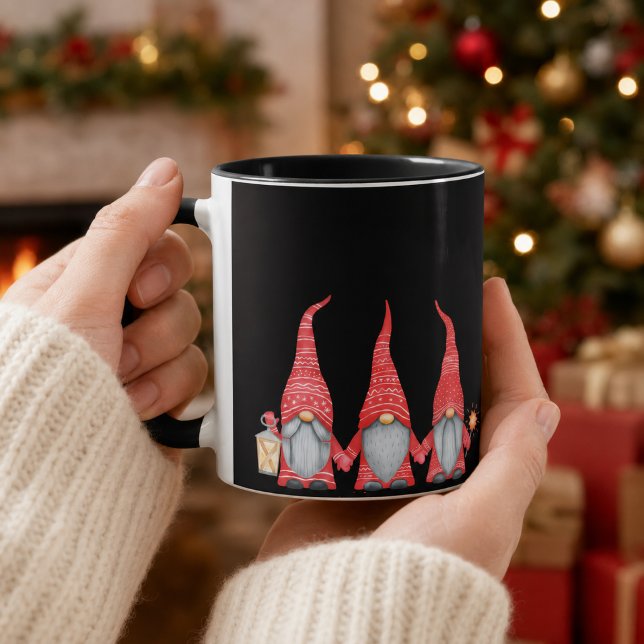 Joyeux Noël Trois Gnomes Rouges Mug à Café Noir (Créateur téléchargé)