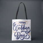 Joyeux Sac fourre-tout de jour de mariage - Cadeau<br><div class="desc">Célébrez votre journée spéciale avec ce sac fourre-tout "Happy Wedding Day" magnifiquement conçu - un mélange parfait de charme et de fonctionnalité. Que vous le donniez à une mariée, à un marié, à une femme de ménage, ou que vous l'utilisiez comme une faveur de mariage réfléchie, cette fourre-tout élégante est...</div>