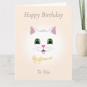 Joyeux visage de chat sur la carte d'anniversaire