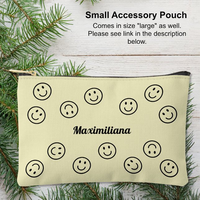 Joyeux visages noirs sur le petit sac d'accessoire (Small Accessory Pouch - Happy Faces Black on Yellow by Leapfroglisics shop)