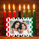 Joyous Kwanzaa Géométrique moderne Carte photo de<br><div class="desc">Cette élégante et moderne carte photo Kwanzaa dispose d'un motif géométrique blanc cassé, rouge, noir et vert avec une seule photo horizontale. L'accueil sur le devant dit "Joyous Kwanzaa". Au verso, vous trouverez le même motif moderne qui se trouve à l'avant de la carte, qui peut être retiré ou customisé....</div>