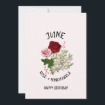 Juin Mois de naissance Fleur ROSE Carte d'annivers<br><div class="desc">Carte d'anniversaire ROSE du mois de naissance de juin avec TEXTE PERSONNALISABLE. Le design présente une exposition florale de fleurs ROSES et HONEYSUCKLE pour ceux qui ont des anniversaires de JUIN. Ajoutez votre nom, votre salutation ou tout autre texte à l'avant et personnalisez votre message à l'envers. Ce mois de...</div>