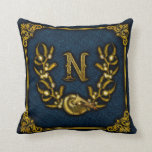 Jules Verne Capt Nemo Crest Lance Oreiller 2<br><div class="desc">Cet oreiller de lancer présente une oeuvre originale et nouvellement conçue pour l'immortel capitaine Nemo de Jules Verne,  de 20 000 ligues sous la mer. Un décor parfait pour les amateurs de Verne ou de Jules Verne et Steampunk.</div>