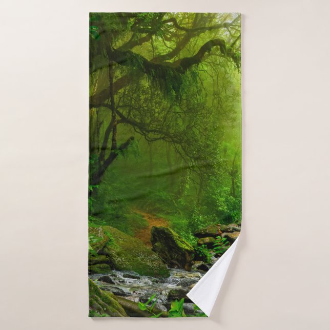 jungle népalaise avec rivière, forêt, sol, rivière (Serviette de bain)