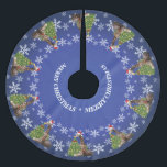 Jupon De Sapin En Polyester Brossé Adorable Giraffes de Noël Whimsical sur Bleu<br><div class="desc">C'est mignon,  ça ? Des girafes adorables devant un sapin de Noël décoré - portant un chapeau de Père Noël et une jolie couronne autour du cou - Cette adorable girafe semble placer l'Étoile sur le dessus du sapin de Noël. Entouré de flocons de neige amusants Absolument TROP mignon</div>