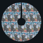 Jupon De Sapin En Polyester Brossé Affenpinscher Winter Wonderland Christmas Joie<br><div class="desc">Ce design festif reflète l'esprit joyeux de la période des fêtes, avec un adorable petit portant un chapeau de Père Noël. Le chien est niché dans un pays des merveilles hivernales, avec un bonhomme de neige, un sapin de Noël décoré et des cadeaux joliment emballés. Les flocons de neige tombent...</div>