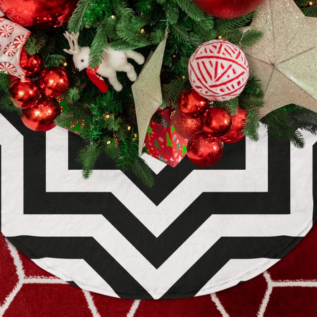 Jupon De Sapin En Polyester Brossé Chevron noir et blanc (Black and White Chevron Brushed Polyester Tree Skirt)