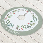 Jupon De Sapin En Polyester Brossé Christmas Winter Berries Wreath Nom de famille per<br><div class="desc">Jupe de Noël personnalisée avec nom de famille personnalisé,  entourée d'une élégante chemise de Noël aquarelle avec verdure d'hiver et baies rouges.</div>