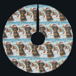 Jupon De Sapin En Polyester Brossé Dachshund Winter Wonderland Christmas Joy<br><div class="desc">Ce design festif reflète l'esprit joyeux de la période des fêtes, avec un adorable petit portant un chapeau de Père Noël. Le chien est niché dans un pays des merveilles hivernales, avec un bonhomme de neige, un sapin de Noël décoré et des cadeaux joliment emballés. Les flocons de neige tombent...</div>