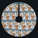 Jupon De Sapin En Polyester Brossé Dachshund Winter Wonderland Christmas Joy<br><div class="desc">Ce design festif reflète l'esprit joyeux de la période des fêtes, avec un adorable petit portant un chapeau de Père Noël. Le chien est niché dans un pays des merveilles hivernales, avec un bonhomme de neige, un sapin de Noël décoré et des cadeaux joliment emballés. Les flocons de neige tombent...</div>