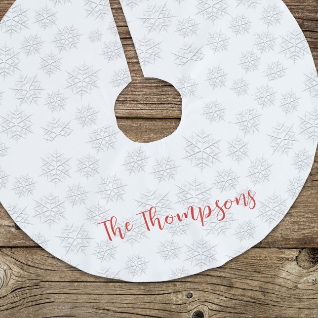 Jupon De Sapin En Polyester Brossé Élégant Motif blanc de flocon d'hiver en argent (Silver Snowflake holiday snowflake Christmas tree skirt. )