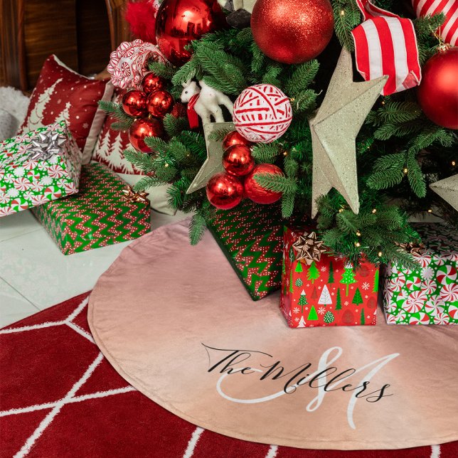 Jupon De Sapin En Polyester Brossé Faux Rose métallique Or Gradient Famille Monogramm (Faux Metallic Rose Gold Gradient Family Monogram Brushed Polyester Tree Skirt)