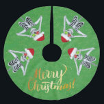 Jupon De Sapin En Polyester Brossé Joyeux Skeletons de Noël dans les ornements de San<br><div class="desc">Cette jupe d'arbre a un anneau de squelettes souriants portant des chapeaux de Père Noël rouges tenant des ornements brillants à leurs yeux avec le texte Joyeux Noël en or sur un arrière - plan vert avec des étincelles d'or faux.</div>
