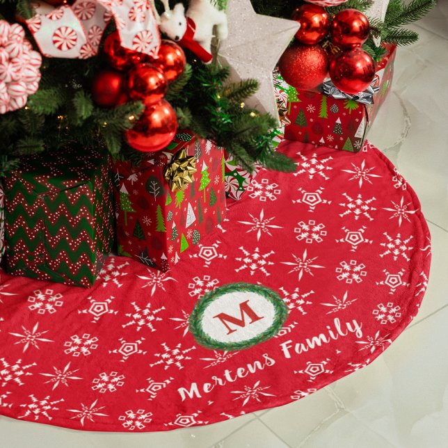 Jupon De Sapin En Polyester Brossé Monogramme de couronne Votre nom Flèches rouges et (Wreath Monogram Your Name Red & White Snowflakes Brushed Polyester Tree Skirt)