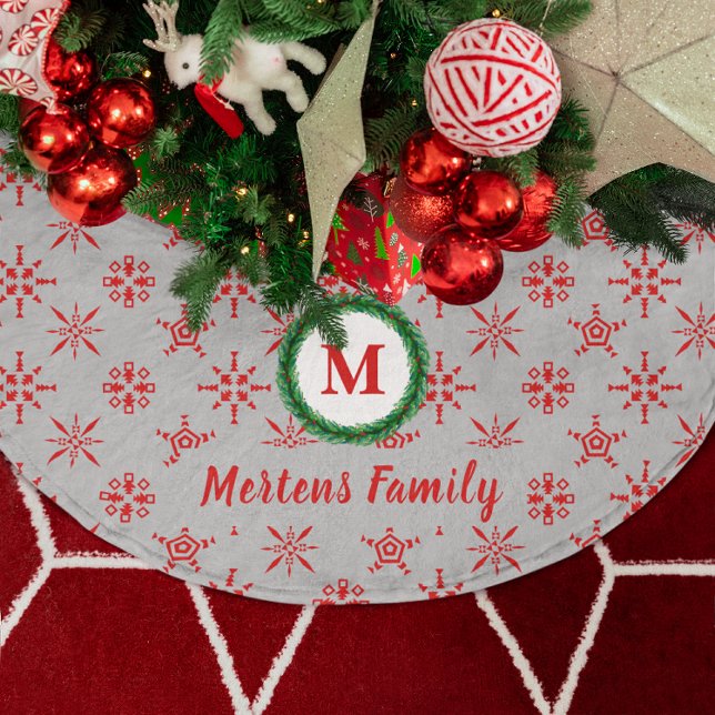 Jupon De Sapin En Polyester Brossé Monogramme de couronne Votre nom Silver & Red Snow (Wreath Monogram Your Name Silver & Red Snowflakes Brushed Polyester Tree Skirt)