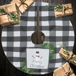 Jupon De Sapin En Polyester Brossé Paillette d'arbre de Snowman Buffalo<br><div class="desc">Ajoutez une touche élégante à votre sapin de Noël en cette période de fêtes avec une jupe d'arbre de Noël Snowman Buffalo Plaid. La conception de la jupe d'arbre comprend une boîte ornée de branches de pin et d'un charmant bonhomme de neige contre un arrière - plan en plaid de...</div>