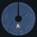 Jupon De Sapin En Polyester Brossé Red Green Blue Père Noël traditionnel Noël<br><div class="desc">Salon traditionnel de Noël vintage avec typographie branchée et Père Noël dans un cadre circulaire sur un arrière - plan bleu. Personnalisez-le en changeant les noms des membres de la famille et le nom de famille en conservant le même espace entre les noms.</div>