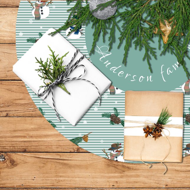 Jupon De Sapin En Polyester Brossé Simpáticos muñecos de nieve sobre fondo rayado (Cute snowmen in a green and white stripes brushed polyester tree skirt
)