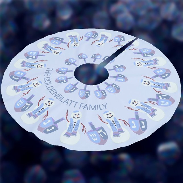 Jupon De Sapin En Polyester Brossé Snowman Dreidels Hanoukka Motif Chrismukkah (Add your name to this fun Hanukkah tree skirt for yourself or to gift to someone on your list)