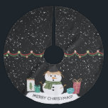 Jupon De Sapin En Polyester Brossé Snowman, mignonne, festive, blanc & noir<br><div class="desc">Une jupe d'arbre festive pour décorer votre maison pour les vacances. Conçu avec un bonhomme de neige mignon debout sur un banc de neige avec des flocons qui tombent et des cadeaux de Noël. Conçu sur un arrière - plan noir avec garniture colorée et texte : Joyeux Noël ! Les...</div>
