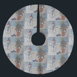 Jupon De Sapin En Polyester Brossé Snowman & sapin de Noël<br><div class="desc">Le mignon bonhomme de neige de Noël est si fier de lui. Il a travaillé dur et a fini de décorer son sapin de Noël avec des moules brillantes et des boules de verre colorées et placé une étoile jaune brillante sur le dessus. Il y a même quelques premiers cadeaux...</div>