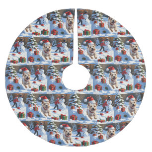 Jupon De Sapin En Polyester Brossé Terrier Cairn courant dans la neige avec un chapea