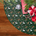 Jupon De Sapin En Polyester Brossé Terriers du Caire de Noël à Santa Hats Vert<br><div class="desc">Ce mignon motif présente nos Cairn Terriers portant des chapeaux de Père Noël avec des pins verts et blancs et des baies sèches sur un arrière - plan noir.</div>