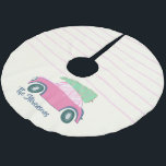 Jupon De Sapin En Polyester Brossé Whimsical Vintage Christmas Tree voiture personnal<br><div class="desc">Décorez votre arbre avec cette jupe festive à rayures avec une voiture rose portant un arbre de Noël,  personnalisée avec votre nom.</div>