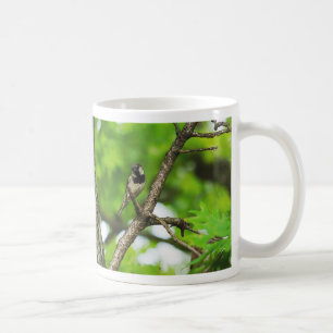 Juste Assis Autour De La Mug De Café