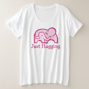 Juste embrasser l'éléphant serrer un t-shirt rose 