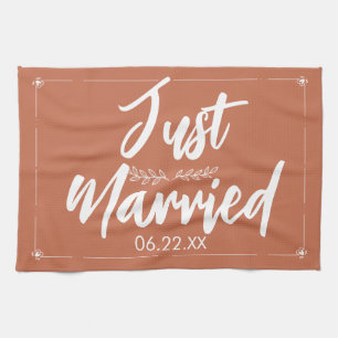Juste marié avec Mariage Date cadeau serviette cui
