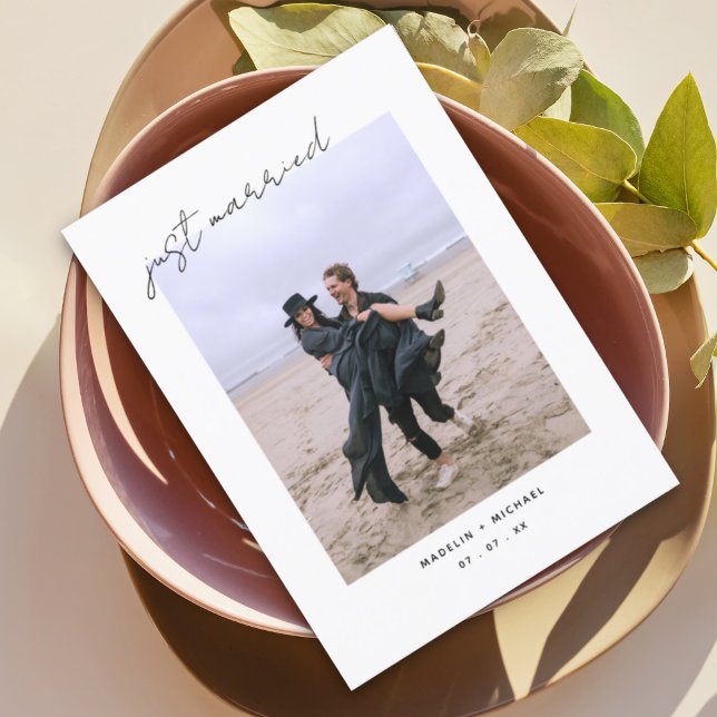 Juste marié Élégant Mariage simple Carte photo (Créateur téléchargé)