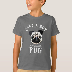 Juste un garçon qui aime son T-shirt Carlin