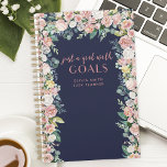Juste Une Fille Avec Buts Floral Personnalisé<br><div class="desc">Un joli planificateur de citations motivationnelles pour les femmes. Brossez la typographie manuscrite en lettres qui dit "Juste une fille avec des buts". Entouré de flancs d'aquarelle sur un arrière - plan bleu marine. Personnalisez ce design personnalisé avec votre nom,  votre texte et votre année.</div>