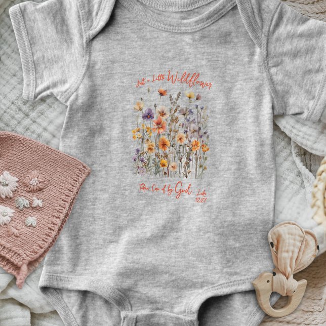 Juste une petite barboteuse de bébé fille aux fleu (Créateur téléchargé)