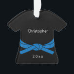 Karate de ceinture bleue<br><div class="desc">Un ornement de Noël karaté à ceinture bleue,  qui peut être personnalisé avec son nom sur le devant avec l'année. Un souvenir de Noël unique pour les enfants.</div>