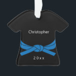 Karate de ceinture bleue<br><div class="desc">Un ornement de Noël karaté à ceinture bleue,  qui peut être personnalisé avec son nom sur le devant avec l'année. Un souvenir de Noël unique pour les enfants.</div>
