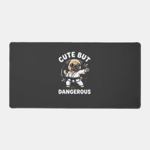 Karate de pug mignon mais dangereux
