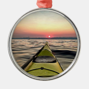 Kayak au coucher du soleil Ornement de Noël encadr