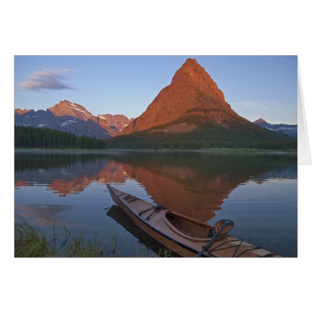 Kayak en bois sur le lac Swiftcurrent au lever du  (Devant horizontal)