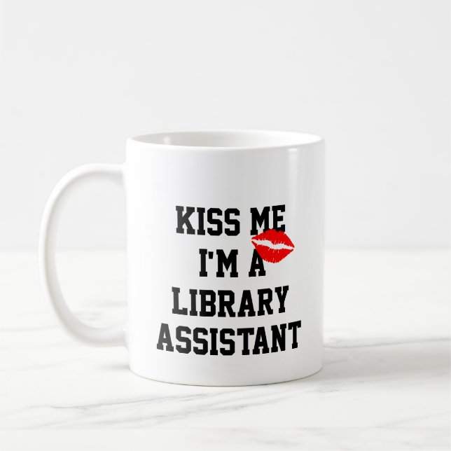 Kiss Me Im Un Assistant Bibliothèque Café Mug (Gauche)